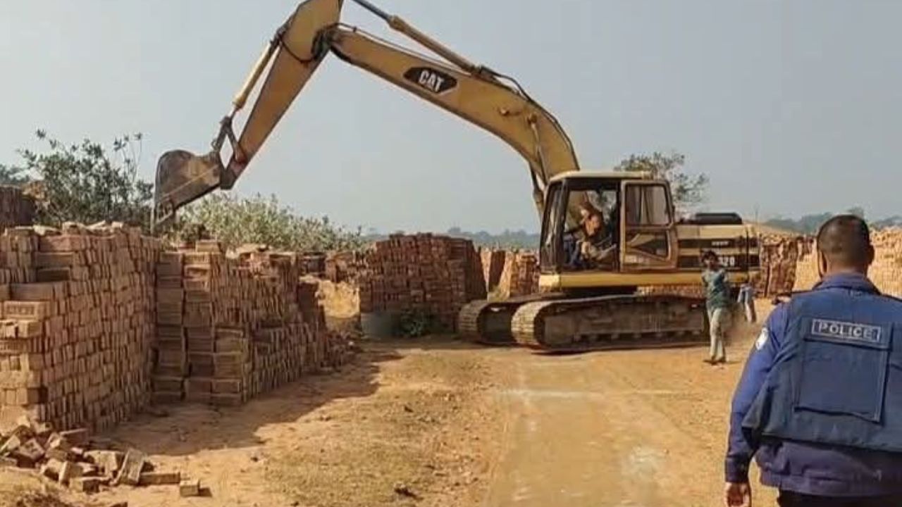 ঝালকাঠিতে পাঁচটি অবৈধ ইটভাটায় ১১ লাখ টাকা জরিমানা, গুঁড়িয়ে দেওয়া হলো অবৈধ স্থাপনা