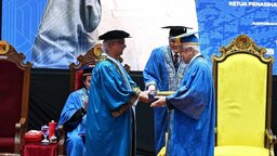 প্রধান উপদেষ্টাকে ইউকেএম-এর সম্মানসূচক ডক্টরেট ডিগ্রী