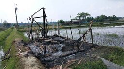 পাইকগাছায় ভূমিহীনদের বসতবাড়িতে হামলা ও অগ্নিসংযোগ, এলাকাছাড়া ভুক্তভোগীরা