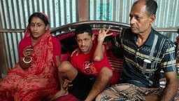 ফ্রিল্যান্সিং করে সংসারের হাল ধরতে চান প্রতিবন্ধী জয়