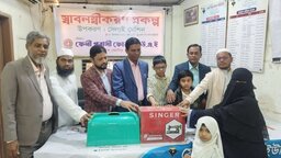 ফেনীতে হতদরিদ্র ও বিধবা নারীদের মাঝে সেলাই মেশিন বিতরণ