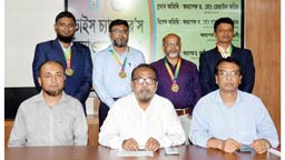 খুবিতে চার শিক্ষক পেয়েছেন উপাচার্য পদক