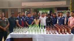 নকলায় বিপুল পরিমাণ বিদেশি মদসহ ৩ মাদক কারবারি আটক