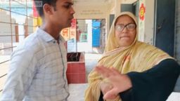 সাংবাদিক দেখেই ক্ষেপে গেলেন শিক্ষিকা, ক্যামেরা ভাঙতে তেড়ে এসে দিলেন গালাগাল