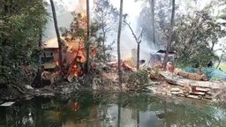 নোয়াখালীতে তরুণকে পিটিয়ে হত্যা : সন্দেহভাজনদের বাড়িতে হামলা-অগ্নিসংযোগ
