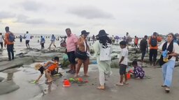 সরকারি ছুটির শেষ দিনেও কুয়াকাটা সৈকতে পর্যটকের ভিড়