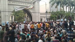 টানা চতুর্থ দিনের মতো নগরভবনে অবস্থান ইশরাকপন্থিদের,