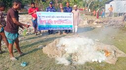 পাথরঘাটায় নৌ-পুলিশের অভিযানে ১০ লাখ টাকার অবৈধ জাল জব্দ করে প্রকাশ্যে ধ্বংস