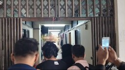 গোবিপ্রবি উপাচার্যের দপ্তরে ‘মুলা’ ঝুলিয়ে অভিনব প্রতিবাদ