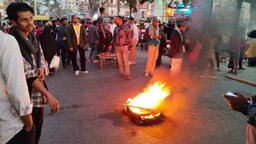 ওসমান হাদি গুলিবিদ্ধের প্রতিবাদে ঝালকাঠিতে সড়ক অবরোধ