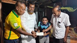 কোটালীপাড়ায় এমপি জিলানীর উদ্যোগে ১০ প্রতিবন্ধী ও অসহায় ব্যক্তির মাঝে চেক বিতরণ