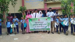 সাতক্ষীরা সাংবাদিক কেন্দ্রের উদ্যোগে ৬০ শিক্ষার্থী পেল গাছ ও শিক্ষা সামগ্রী
