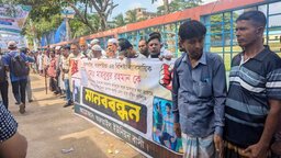 সরাইলে মোবাইল ব্যবসায়ীকে ‘ছাত্রলীগ নেতা’ বানিয়ে গ্রেপ্তারের প্রতিবাদে মানববন্ধন