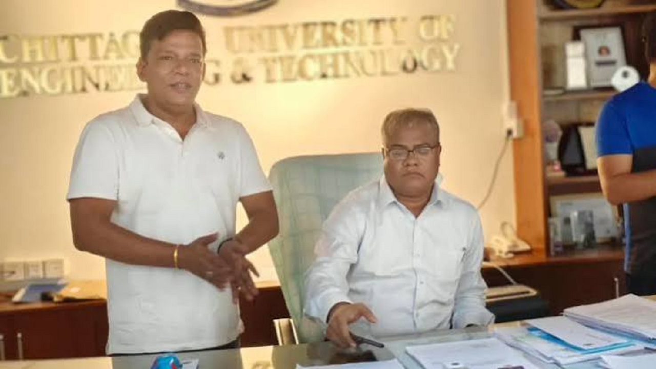 প্রশাসনিক ভবনের তালা ভেঙে ঢুকলেন চুয়েটের নতুন উপাচার্য