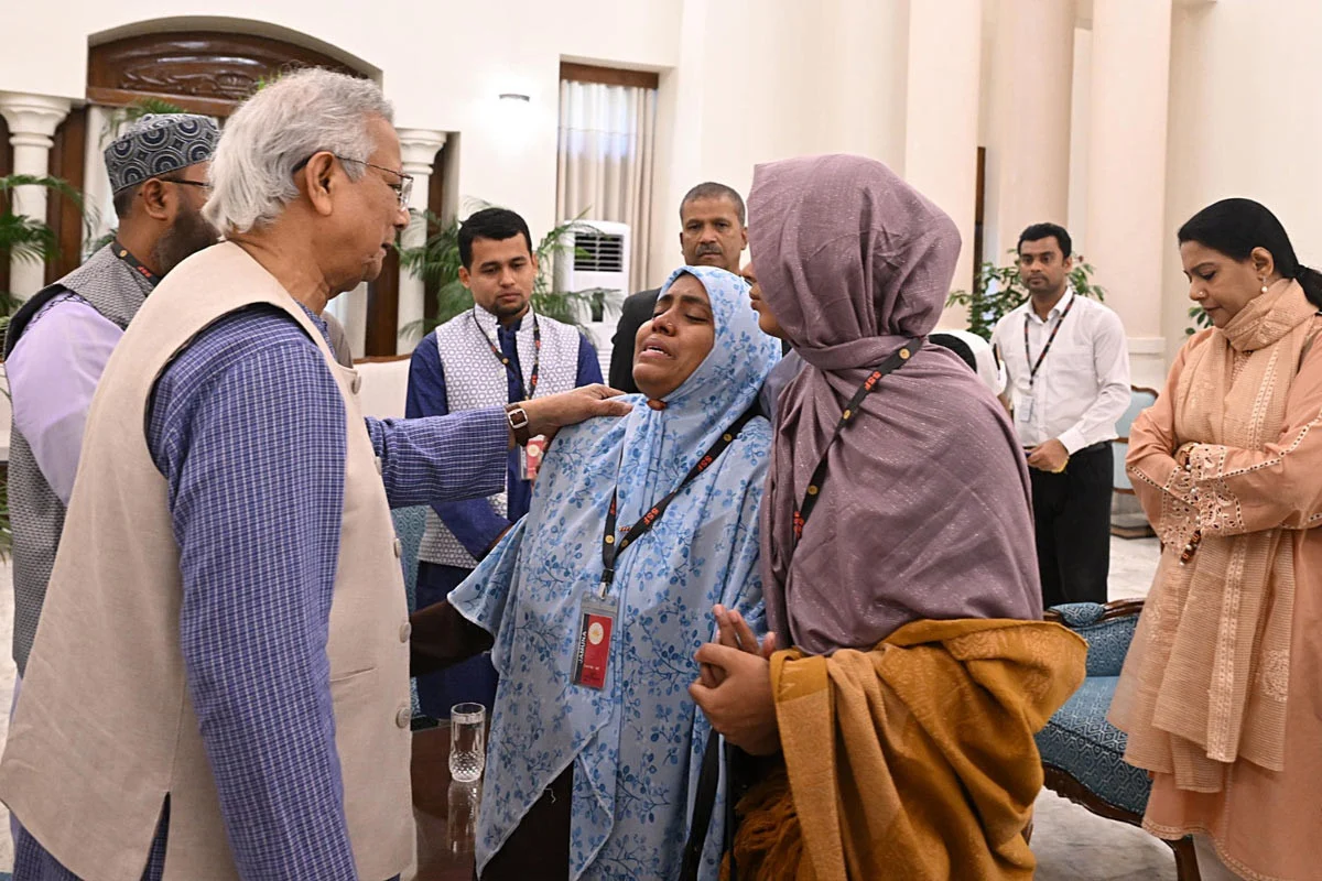 হাদির পরিবারের সঙ্গে প্রধান উপদেষ্টার সাক্ষাৎ, সর্বোত্তম চিকিৎসা নিশ্চিতের আশ্বাস