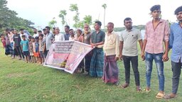নড়াইলে রাতের আঁধারে বালু উত্তোলনের প্রতিবাদে নবগঙ্গা নদীর তীরে মানববন্ধন