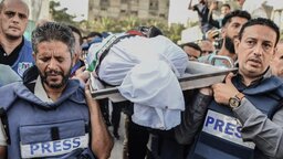 গাজায় ইসরায়েলি হামলায় এ পর্যন্ত ২২১ সাংবাদিক নিহত