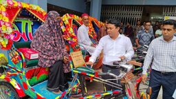 ঝালকাঠিতে অসহায় ছয় পরিবারের হাতে ব্যাটারিচালিত রিকশা