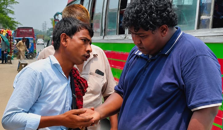 ‘রাগ করলা’ ‘কথা ঠিক না বেঠিক’ ভাইরাল যুবক আসলে কে?