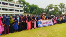 কুষ্টিয়ায় প্রধান শিক্ষকের বিরুদ্ধে যৌন হয়রানির অভিযোগ, মানববন্ধন ও সড়ক অবরোধ