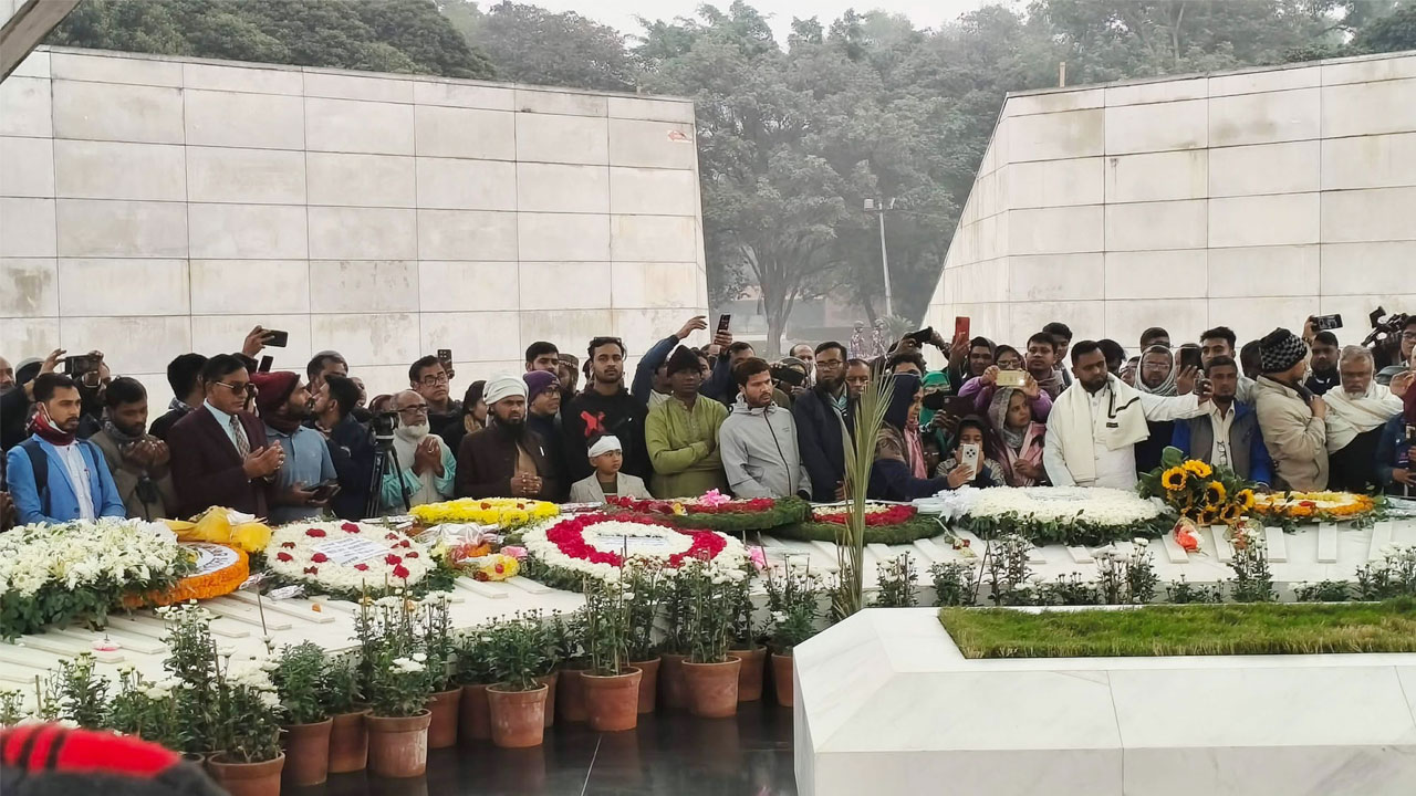 খালেদা জিয়ার কবর জিয়ারত করতে নেতাকর্মীদের ঢল