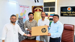 চাটখিলের আবদুল্লাহ আল মামুনকে ল্যাপটপ দিল উপজেলা প্রশাসন