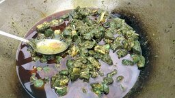 পাইকগাছায় লাল থেকে সবুজ হয়ে গেল রান্না করা গরুর মাংসের রং
