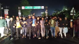 হাদির মৃত্যুতে উত্তাল বরিশাল বিশ্ববিদ্যালয়, মহাসড়ক অবরোধ