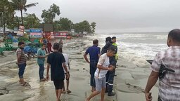কলাপাড়ায় লঘুচাপের প্রভাবে মুষলধারে বৃষ্টি,  পায়রা বন্দরে ৩ নম্বর সতর্ক সংকেত
