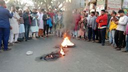 ওসমান হাদির ওপর হামলার প্রতিবাদে ঝালকাঠিতে সড়ক অবরোধ