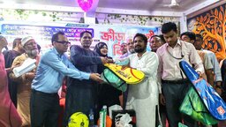 কবিরহাটে মাদক রুখতে ৭৫ প্রতিষ্ঠান-সংগঠনে ক্রীড়া সামগ্রী বিতরণ