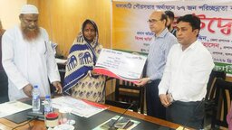 ঝালকাঠি পৌরসভার উদ্যোগে ৮৭ পরিচ্ছন্নতা কর্মী ‘সমতা’ পেনশন স্কিমের আওতায়