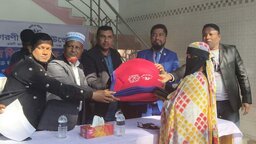 টুঙ্গিপাড়ায় শতাধিক দরিদ্র গ্রাহকের মাঝে জাগরণী চক্রের কম্বল বিতরণ