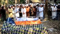 একই কবরস্থানে চারজনের দাফন, সড়কে নিভে গেল মুফতি মমিনের পরিবার