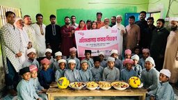 ফেনীতে প্রথম আলোর প্রতিষ্ঠাবার্ষিকী উপলক্ষ্যে এতিমখানায় খাবার ও ক্রীড়া সামগ্রী বিতরণ