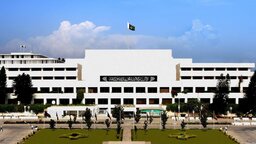 পাকিস্তানে সংবিধানের বিতর্কিত সংশোধনী পাস, আরও বাড়লো সেনাপ্রধানের ক্ষমতা