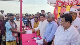 ভাঙা প্যান্ডেলের নিচে দাঁড়িয়েই অনুদান বিতরণ করলেন এ কে আজাদ