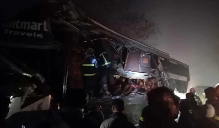 মীরসরাইয়ে দাঁড়িয়ে থাকা ট্রাকে বাসের ধাক্কা, নিহত ৩