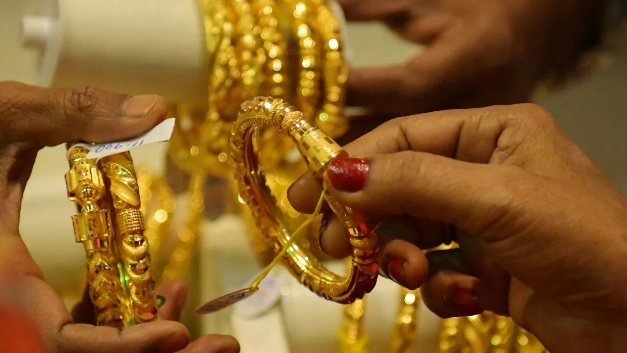 সোনার দামে রেকর্ড, ভরি ছাড়াল ২ লাখ