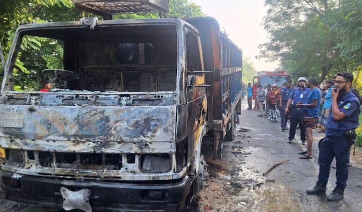 পদ্মা সেতুর দক্ষিণ প্রান্তে অবরোধ, ট্রাকে আগুন, আটক ২