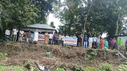 নড়াইলের গন্ধর্ব্যখালীতে নদীভাঙন রোধ ও পুনর্বাসনের দাবিতে মানববন্ধন