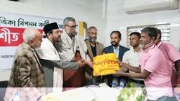 দৈনিক ভোরের ডাক এর উদ্যেগে ফেনীতে পত্রিকা বিপনন কর্মীদের মাঝে শীত বস্ত্র বিতরণ