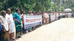 রাস্তা বন্ধ করে দেওয়ায় দেড় শতাধিক  পরিবার অবরুদ্ধ