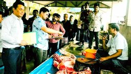 হরিণাকুণ্ডুতে সনদ ছাড়া গরু জবাই, মাংস বিক্রেতাকে জরিমানা