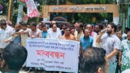 বেহাল সড়ক সংস্কারে জামালগঞ্জে মানববন্ধন, আন্দোলনের হুমকি