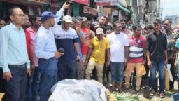 শহরের ট্রাফিক পয়েন্টে ফুটপাত দখলমুক্ত করতে প্রশাসনের অভিযান, মালামাল জব্দ