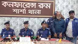 যশোরের শার্শায় ১৮ পিস স্বর্ণের বার ও মোটরসাইকেলসহ চোরাকারবারি গ্রেপ্তার