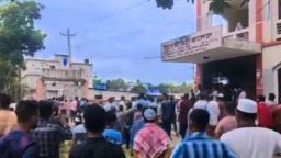 অধ্যক্ষের ফেরার দিনেই রণক্ষেত্র কলেজ প্রাঙ্গণ! শাহরাস্তিতে সংঘর্ষে আহত ১০, সেনা-পুলিশ মোতায়েন