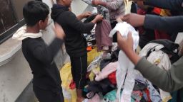 সিরাজগঞ্জে শীতের তীব্রতা বৃদ্ধির সাথে সাথে ধুম পড়েছে শীতের পুরোনো গরমকাপড় কেনার