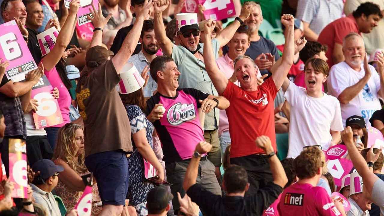 গ্যালারিতে ক্যাচ নিলেই বল রেখে দিতে পারবেন দর্শকরা!